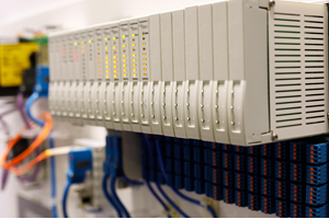 Bộ điều khiển logic khả trình (PLC): Định nghĩa, loại, nguyên tắc làm việc và ứng dụng